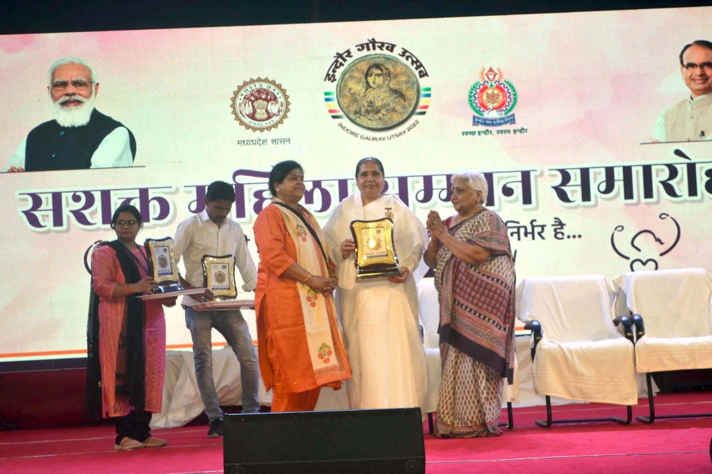महिला सम्मान समारोह में ब्रह्माकुमारी हेमलता दीदी को किया गया सम्मानित।