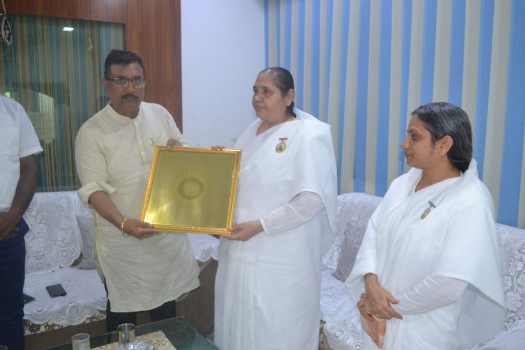 वन मंत्री  ने किया ब्रह्माकुमारीज ज्ञान शिखर  स्थित स्पिरिचुअल आर्ट गैलरी का अवलोकन